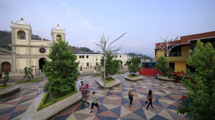 Con un arco de colores que da la bienvenida al Centro de las Américas, así da la bienvenida la cabecera departamental de Santa Rosa a sus visitantes. El municipio de Cuilapa, localizado a unos 65 kilómetros de la ciudad capital, es un espacio lleno de riqueza cultural y natural. Hace muchos años, Cuilapa era ocupado por el denominado señorío indígena xinca, cuya población se extendió hasta las montañas de su departamento vecino, Jalapa. Tiempo atrás, este municipio era conocido como el pueblo de Nuestra Señora de los Dolores o de la Candelaria de los Esclavos. El antiguo nombre que recibía el ahora Cuilapa era Cuajuniquilapa y contaba con una población de no más de 800 personas, en el tiempo de 1770. Hoy en día, según los datos del Instituto Nacional de Estadística, Cuilapa cuenta con un aproximado de 48 mil habitantes. Se menciona que el nombre Cuajuniquilapa proviene del náhuatl y significa el río de los cushines, de donde se desprende llamar cushines o cushingos a los hijos de esa tierra. Las mañanas son frescas y los locales aprovechan para caminar por el parque o participar en misa de la Catedral del Niños Dios de Cuilapa.